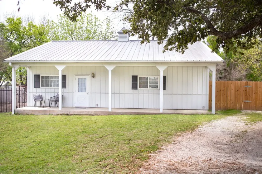 The Firefly is between Waco and Corsicana, 5 minutes from the Navarro Mills Lake - Image 1