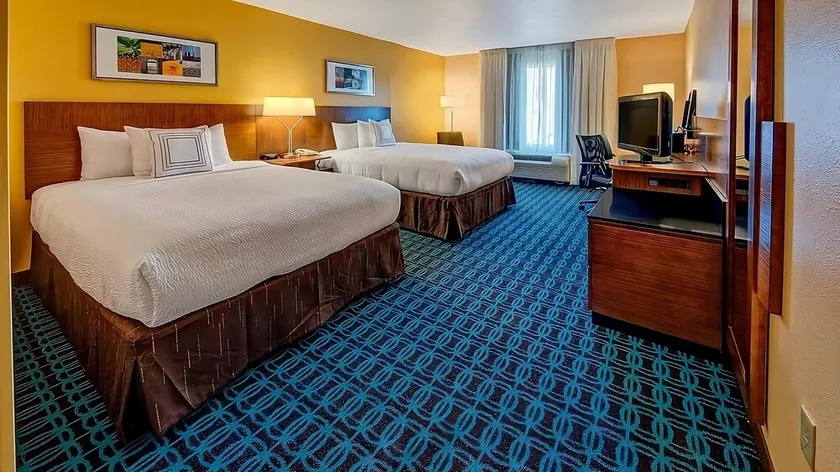 Minutes to Universal Studios & City Walk! Pool, Free Parking & Breakfast! - Image 1