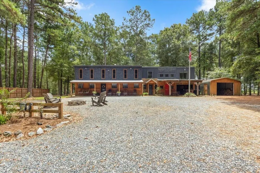 Clean, comfortable, and overlooking a pond with a fountain, our Barndo is perfect for Fairgrounds events, family getaways, and work stays. Just 10 minutes from Perry, with a fully stocked kitchen, coffee station, and outdoor kitchen. - Image 1