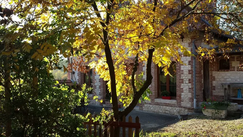 Au pied de l'Abbaye dans le coeur d'un petit village et 9 km de Rouen - Image 1