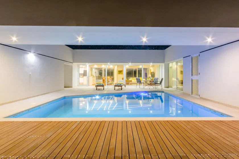 Designed  villa with outdoor pool - Image 1