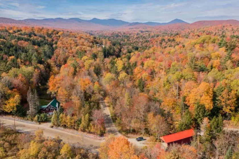 Family-friendly, hot tub, full kitchen, 4 bedroom, deck, yard, dogs allowed.  - Image 1