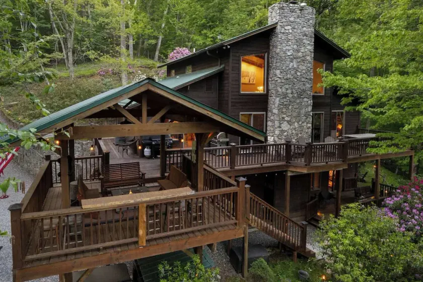 One of a kind, Creek Front Lodge 3 floors, 2 kitchens, long distance views. - Image 1
