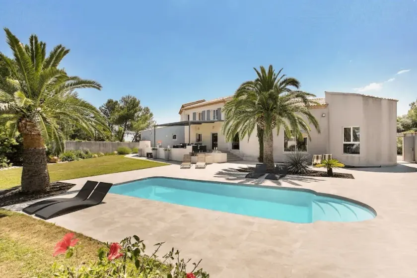 Villa with heated pool in a privileged setting - Image 1