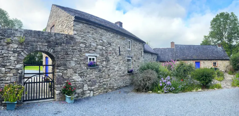 Cozy 2-bedroom stone cottage with large garden - Image 1