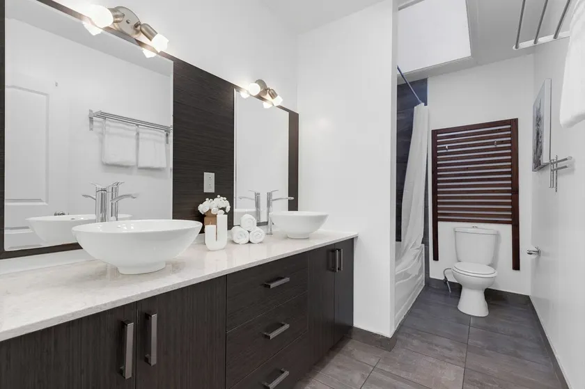 LiV MTL - Chic - Image 1