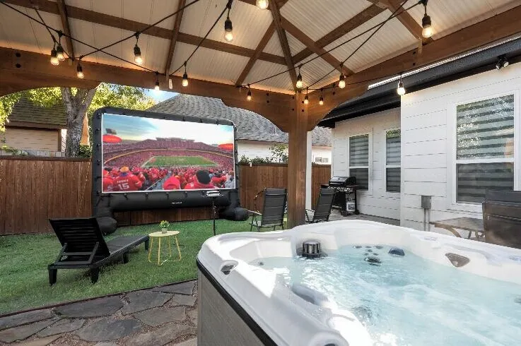 Home near DT Dallas, Sleeps 15, FIFA-20 Min to AT&T Stadium, Hot Tub & TankPool - Image 1