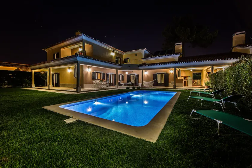 Villa moderna, grande e bella per 10 persone con piscina e giardino ad Azeitão. - Image 1