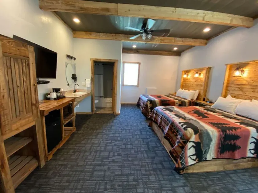 Falls Market Inn Riverview, Bike trail Hotel 2 Queen Beds 4 Mile to Fallingwater - Image 1