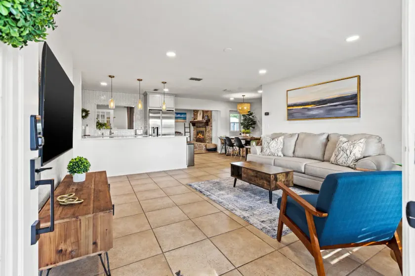 CLEAN / Beautiful Kitchen / POOL / CLOSE TO BEACHES - Image 1
