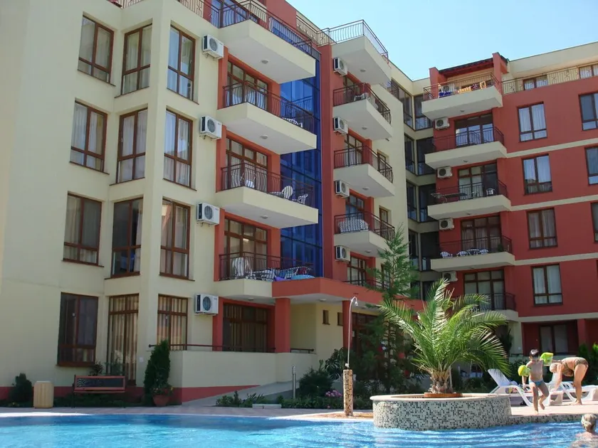 Large luxury apartment in a highly sought after 4 star complex within 5 minutes - Image 1