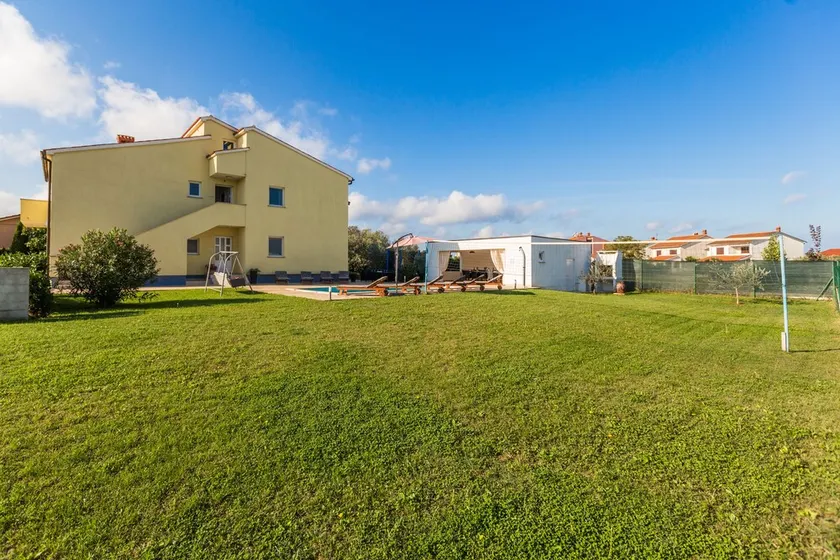 Belle maison de vacances avec un grand jardin près de la mer - Image 1