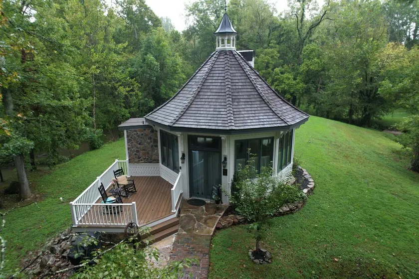 Magical secluded hideaway on a French Country Estate with tranquil creek & ponds - Image 1