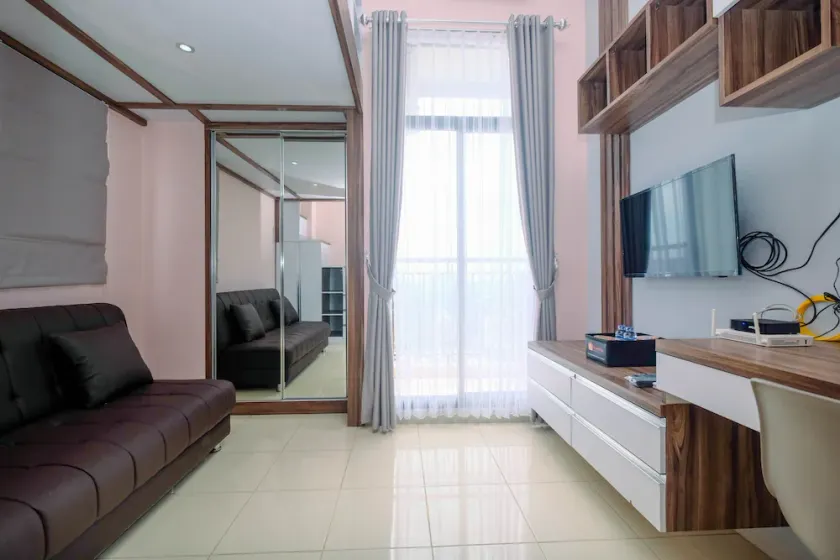 Minimalist and Comfy Studio Dave Apartment By Travelio - Image 1