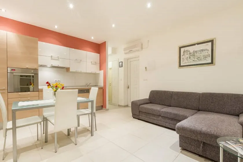 Modern & cozy apartment in amazing location just opposite to Dioclation's Palace - Image 1