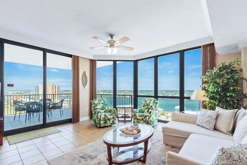 Sunny Beachfront Retreat! Opdateret enhed med smuk udsigt og alle faciliteter! - Image 1