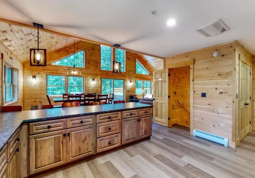 Gorgeous dog-friendly cabin with great view, deck, hot tub, & gas fireplace - Image 1