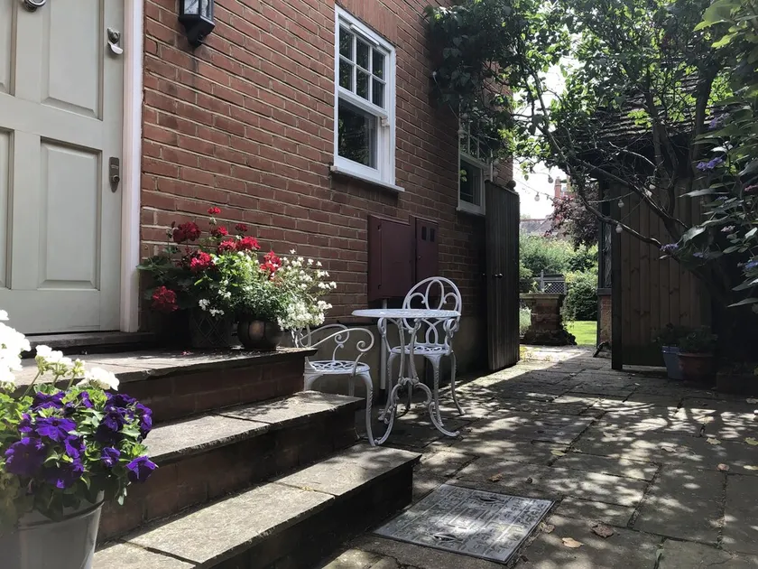 Tranquility in the heart of Wimbledon Village with stunning Common views - Image 1
