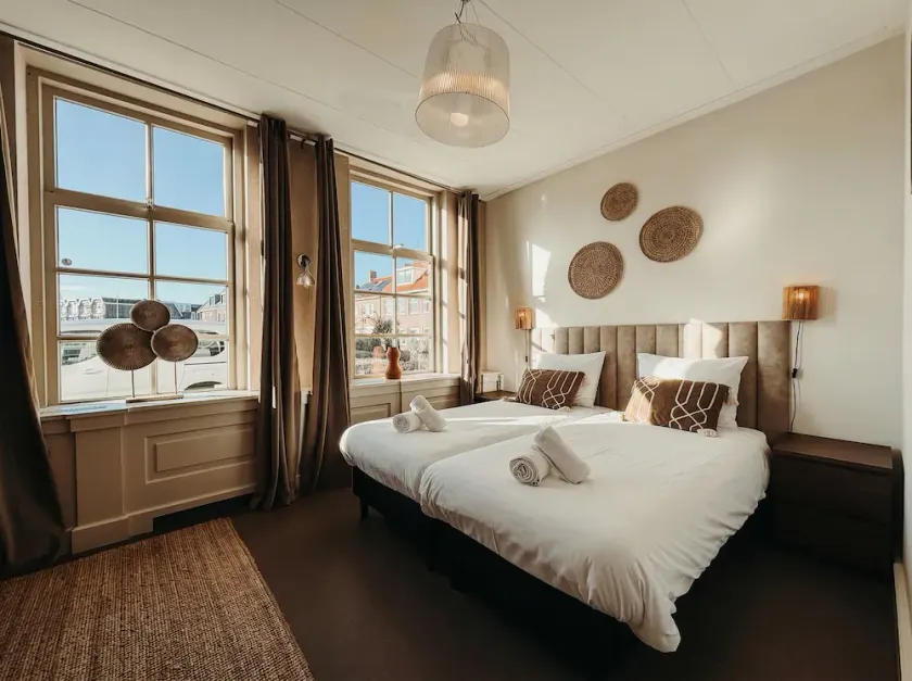 Suite espaçosa no rés-do-chão em Zoutelande, ideal para casais ou pequenas famílias. Com ar condicionado, banheiro privado, comodidades para bebês e perto de terraços à beira-mar e da costa. - Image 1