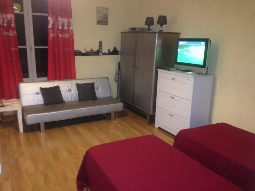 Large studio located opposite the spa park. - Image 1