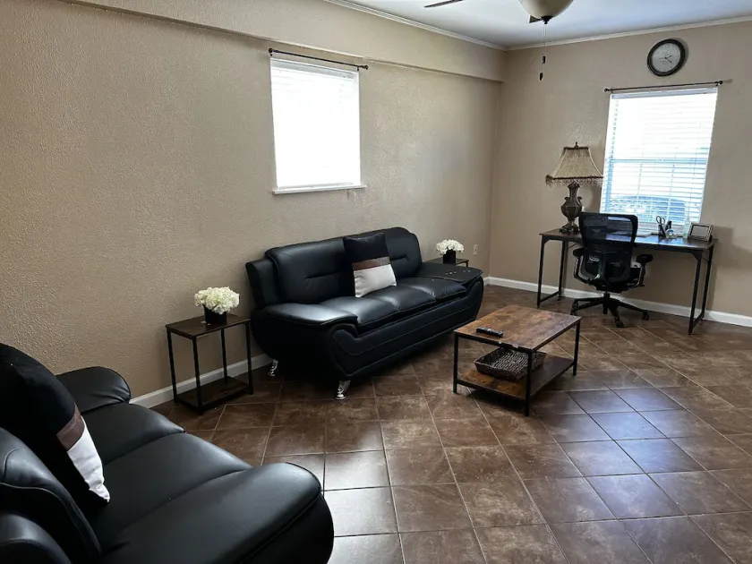 Spacious home/outdoor area minutes from Amazon Center, LSU, SU, downtown & mall - Image 1