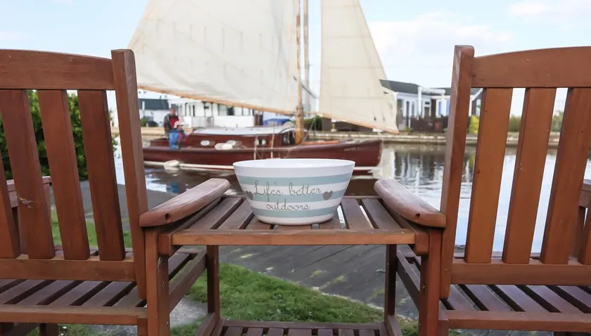 Well-appointed, spacious 3 bedroom riverside cabin in tranquil Norfolk Broads. - Image 1