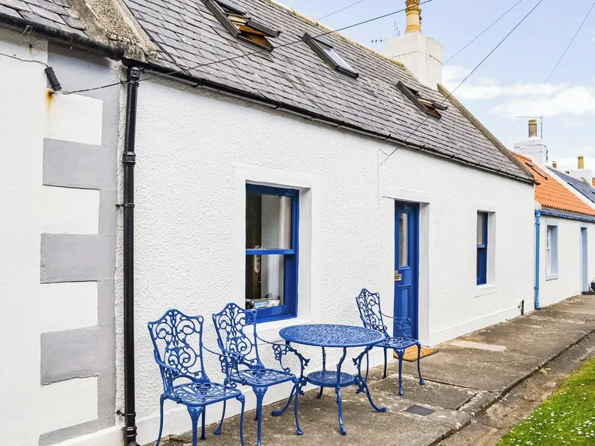 2 bedroom accommodation in Cullen - Image 1