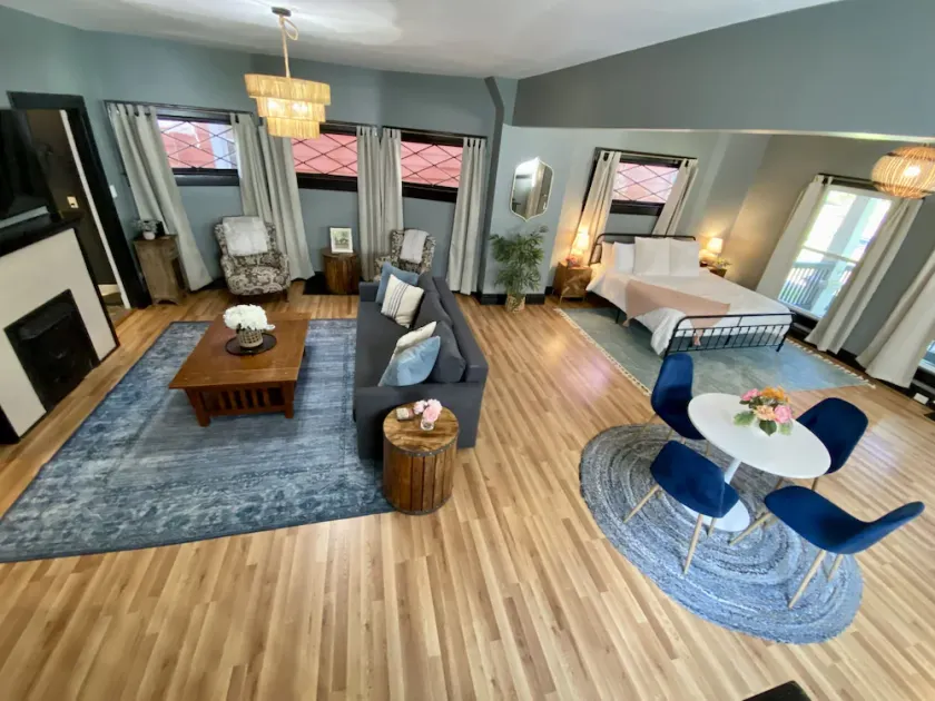 Newly Renovated Studio! Ideal location for walking to restaurants & shops - Image 1