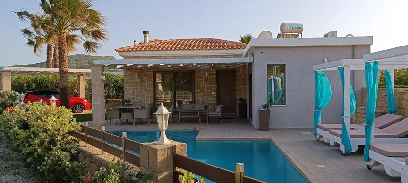 Boasting a garden, an outdoor pool and sea views, Elena villa is set in Kissamos - Image 1