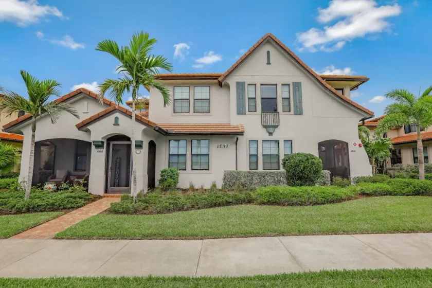 Beachy condo in Artesia with pool, gym and pickleball - Image 1