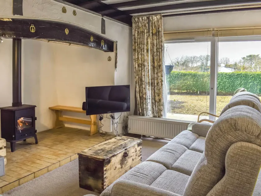 3 bedroom accommodation in Llanddeiniolen, near Bangor - Image 1
