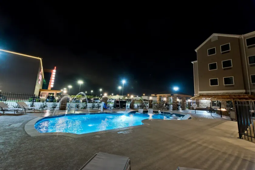 Airconditioneret suite | Adgang til fitnesscenter, sæsonbestemt pool + gratis morgenmad! - Image 1