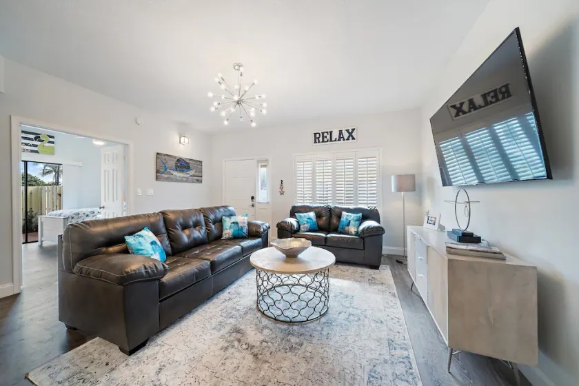 Newly Redone and  furnished 2/2 condo that is walking distance to the beach - Image 1