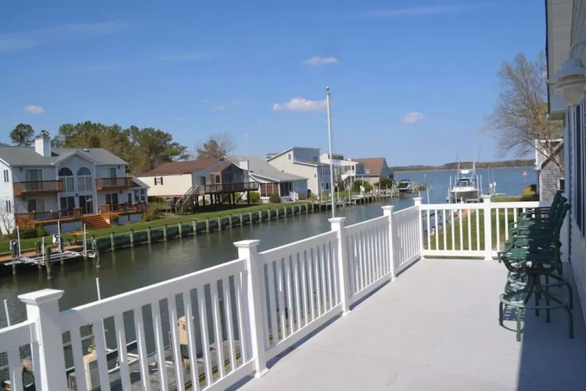 CANAL FRONT - GREAT VIEWS - 5 BDRM, 3&1/2 BATHS, 2 KINGS, GOLF, RELAX... - Image 1