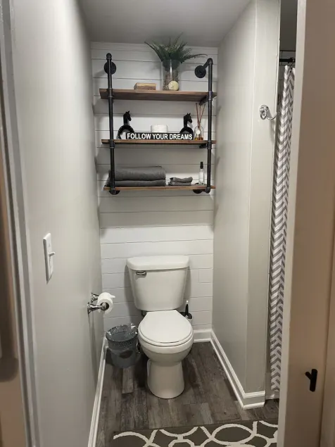 Cozy efficiency ONE large room ONE QUEEN bed apartment with kitchenette no oven. - Image 1