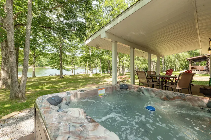 Glat sejlads - Lakefront Home med Hot Tub og Fire Pit - Image 1