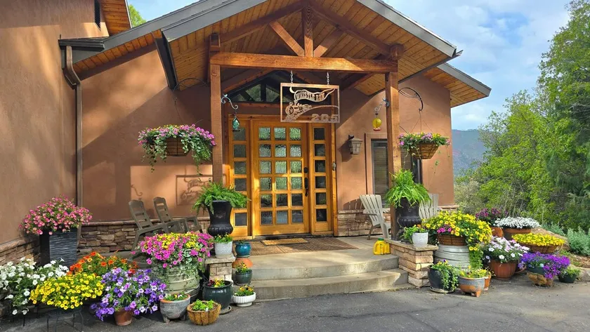 Exceptional Mountain Retreat - Treehouse Views, Privacy & Historic DSNGTrain - Image 1