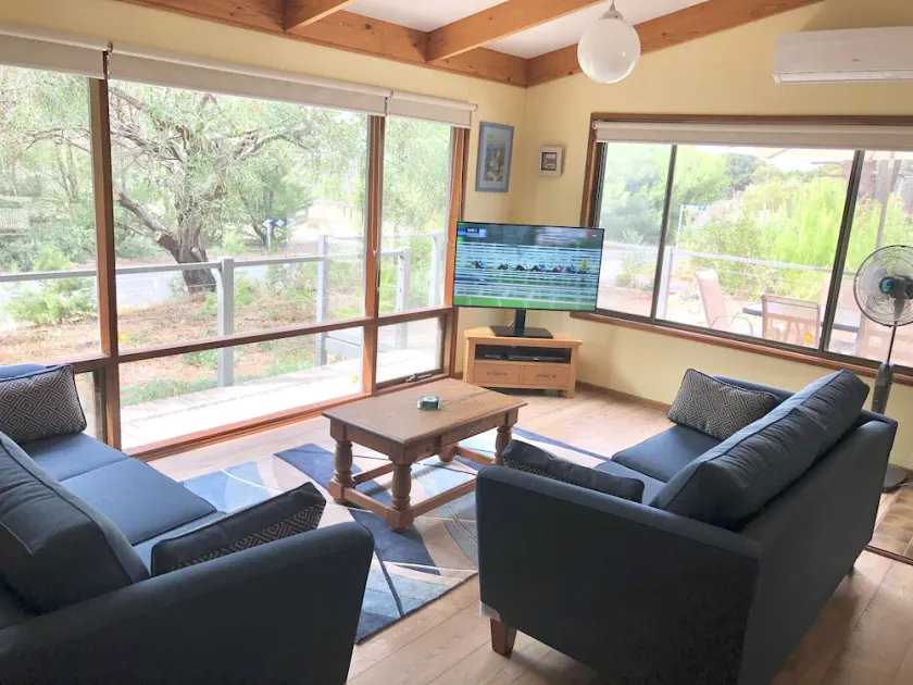 Lalapanzi - Kick back and relax (Pet Friendly)\nSleeps 6 - 3 bedrooms - 1 bath - Image 1