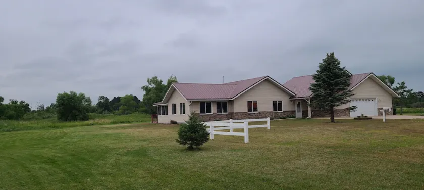 Cheerful 3-bedroom, 6 acre home on the lake! - Image 1