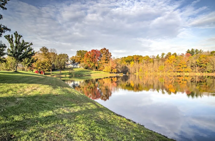 ¡Propiedad privada de 30 acres con su propio lago de 6 acres y una bolera! - Image 1