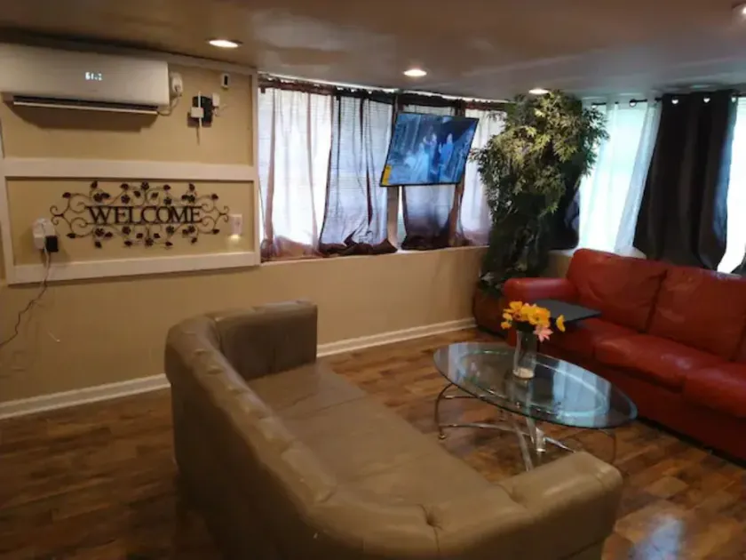 Adorable Spacious Apt with Private Entrance Close to Downtown Dallas - Image 1