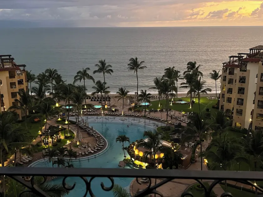 PENTHOUSE VIEWS! BradAndJoeyRentals Sunsets, beach & city lights - Image 1