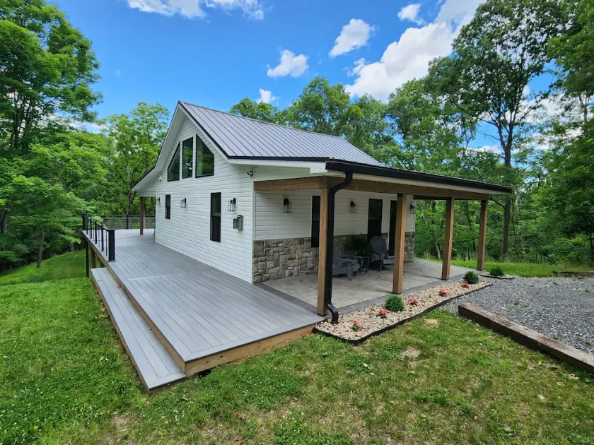 Secluded, romantic cabin with hot tub on 12 acres of woodland. - Image 1