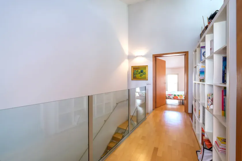 Maison moderne avec beaucoup de lumière et de grands jardins - Image 1