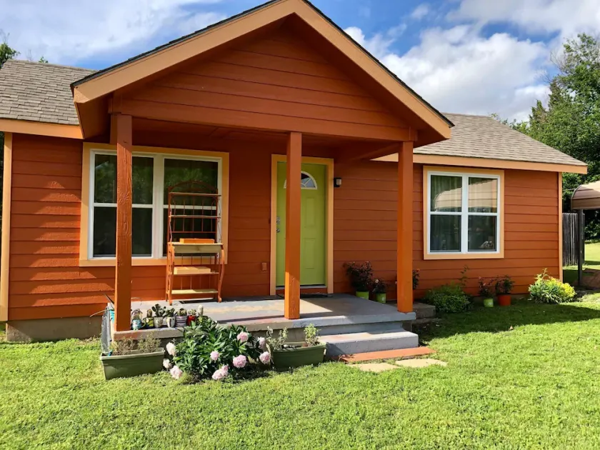 EZ 1 mile to Fort Sill! Pumpkin Cottage sleeps 9, grills, firepit, laundry - Image 1