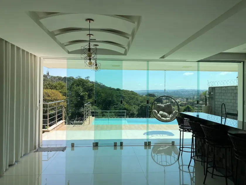 Two-story house with pool, well located, 5 minutes from Flamboyant Shopping Center. - Image 1