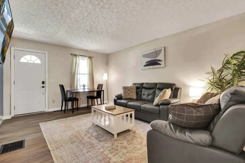 Garden Bungalow | 5Beds One Level Home - Image 1