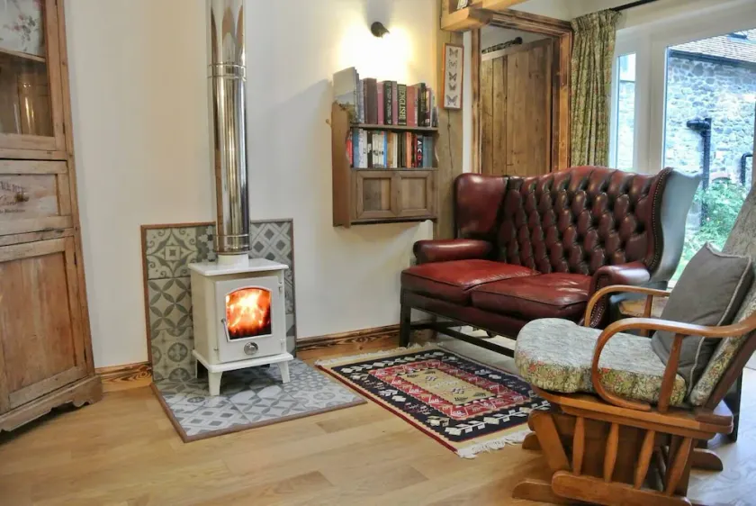 Nest Holiday Hideaway Wren Cottage-Beautiful Location in the Long Mynd Area of Outstanding Natural Beauty- WHIRLPOOL JACUZZI BATH! - Image 1