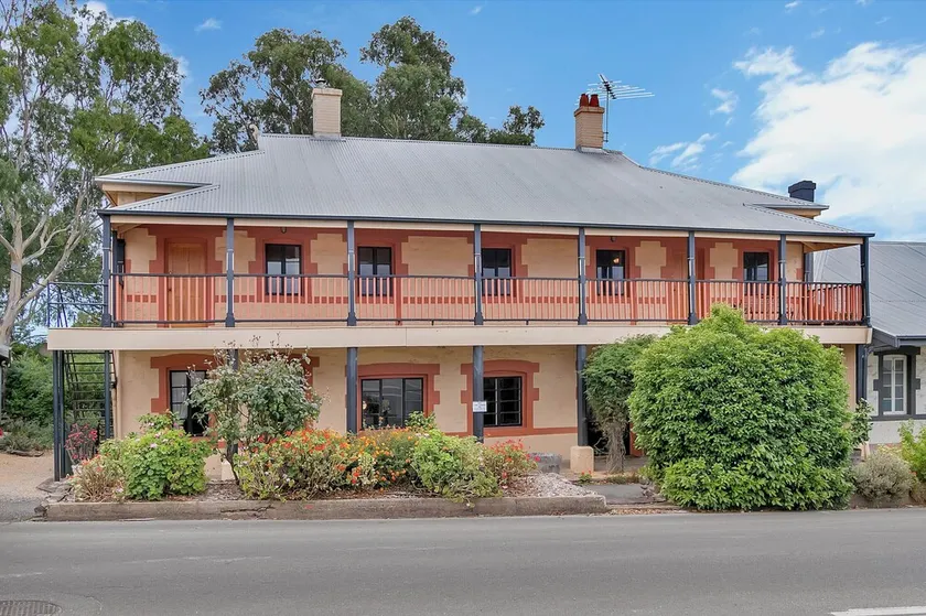 Lyndoch Grand Barossa Group Accommodation entire house Lyndoch village sleeps 14 - Image 1