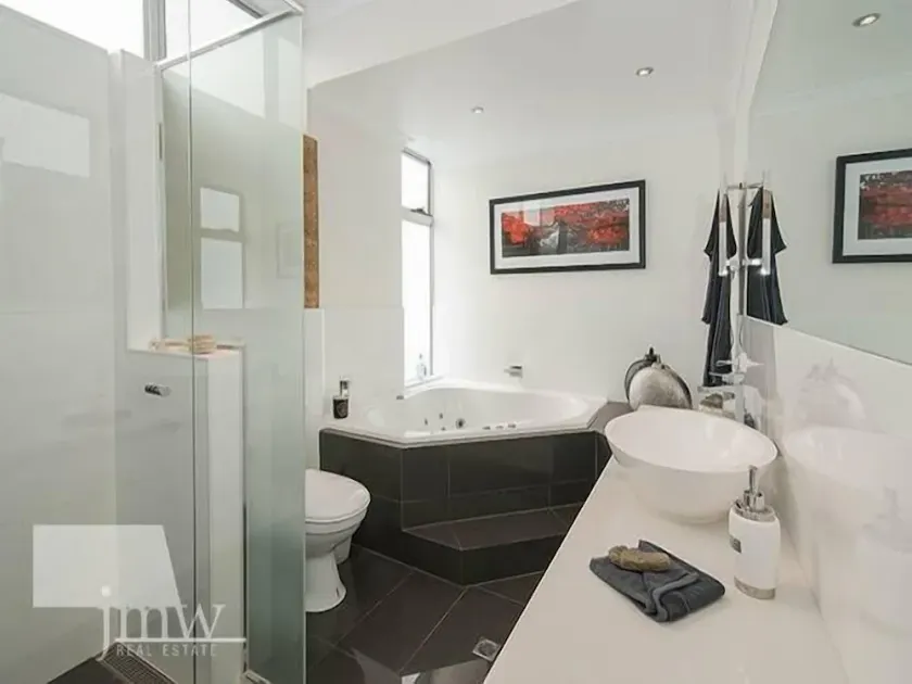 Dunsborough spa cottage - quiet spot, central town - Image 1